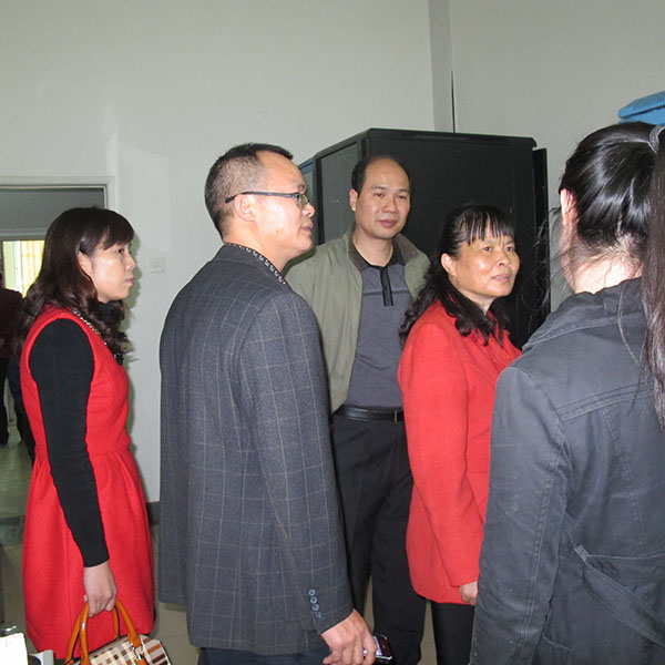 图为柳城县档案局班子成员在柳州市档案局计算机机房参观学习
